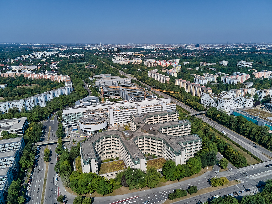 22.07.2022 - ehemaliges Alliant-Versicherungsgebäude und Wohnring in Neuperlach